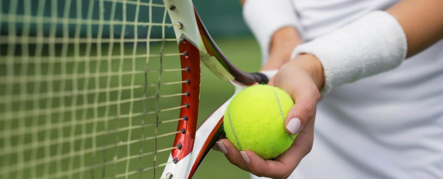 Стратегии ставок на спорт теннис. Теннисная ракетка и мяч. Фиолетовая ракетка большого тенниса. Большой теннис в Красноярске. Теннисный стиль.