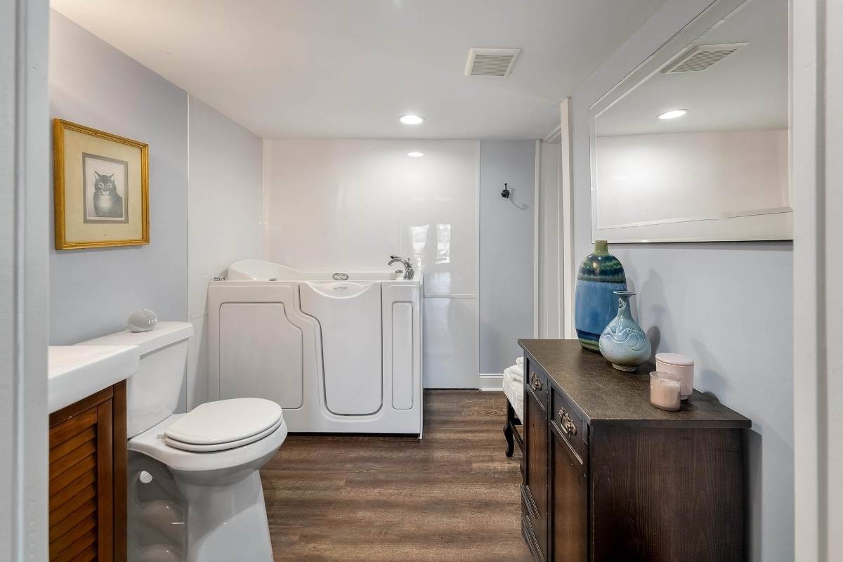 Ground-level suite full bath with walk-in tub at 6411 China Back Lane, Meggett SC — Archfield Plantation waterfront estate